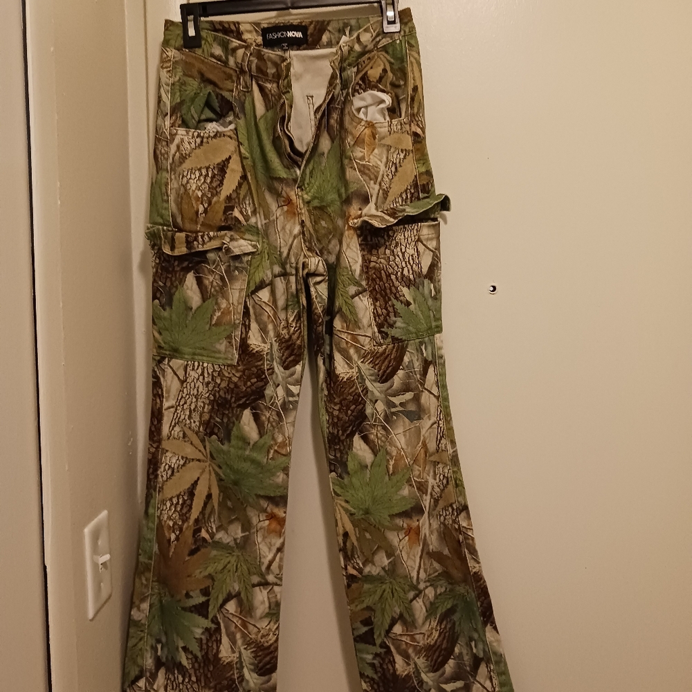 Mossy Oak Green and Brown Camouflage Pants. Cargo Jeans Size 9